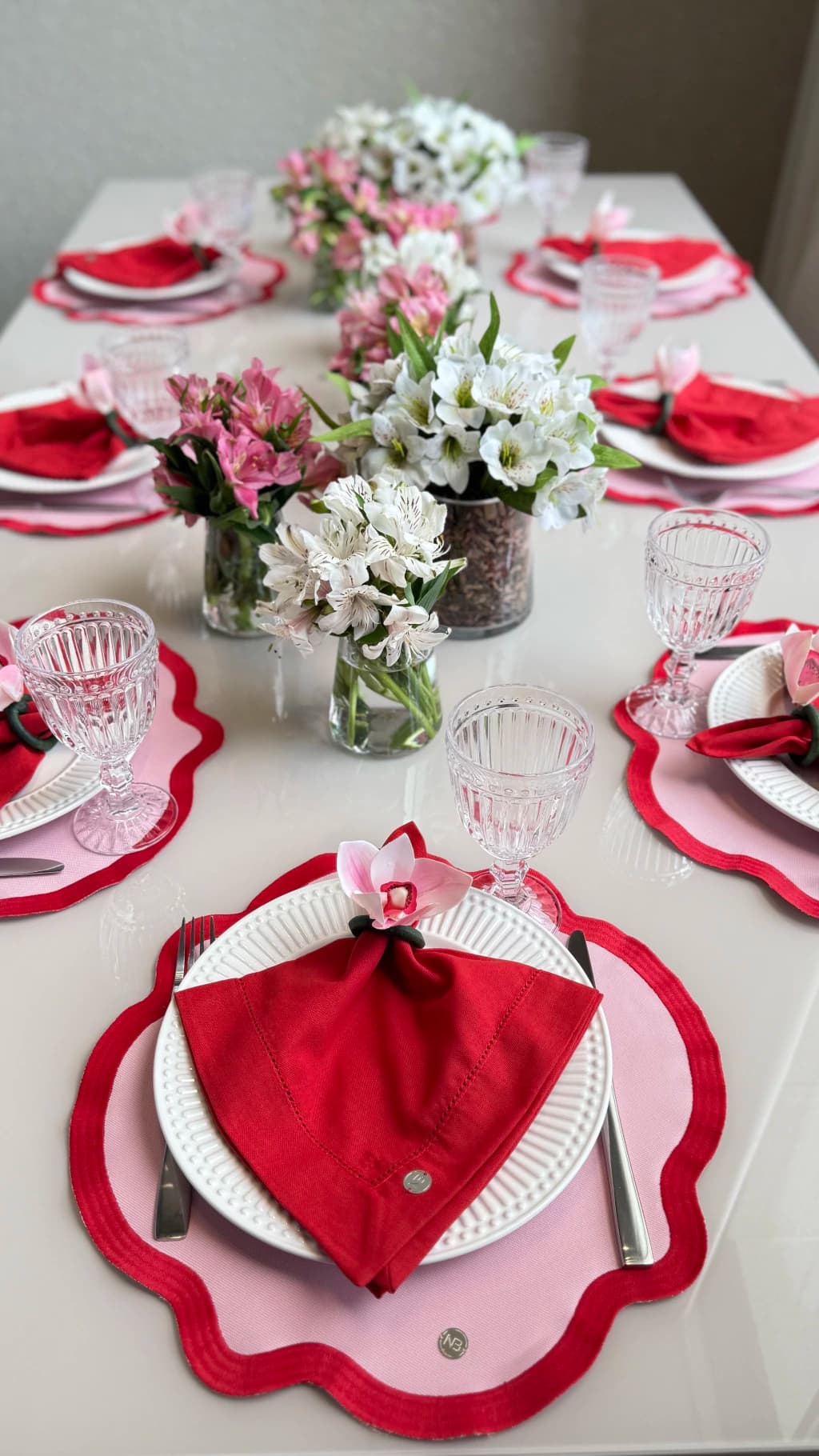 Kit Americano e Guardanapo Rosa com Bordado Vermelho